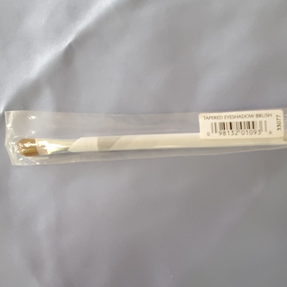 Bare Minerals tapered eyeshadow brush
